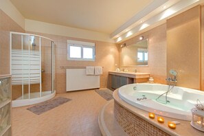 Douche, sèche-cheveux, serviettes fournies