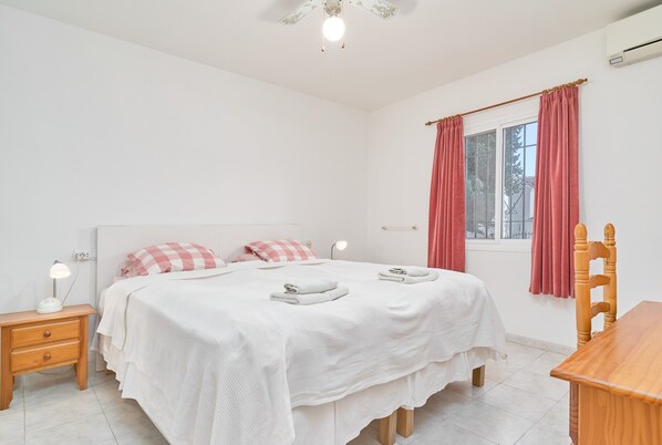 3 bedrooms, iron/ironing board, free WiFi, bed sheets