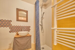 Douche, serviettes fournies