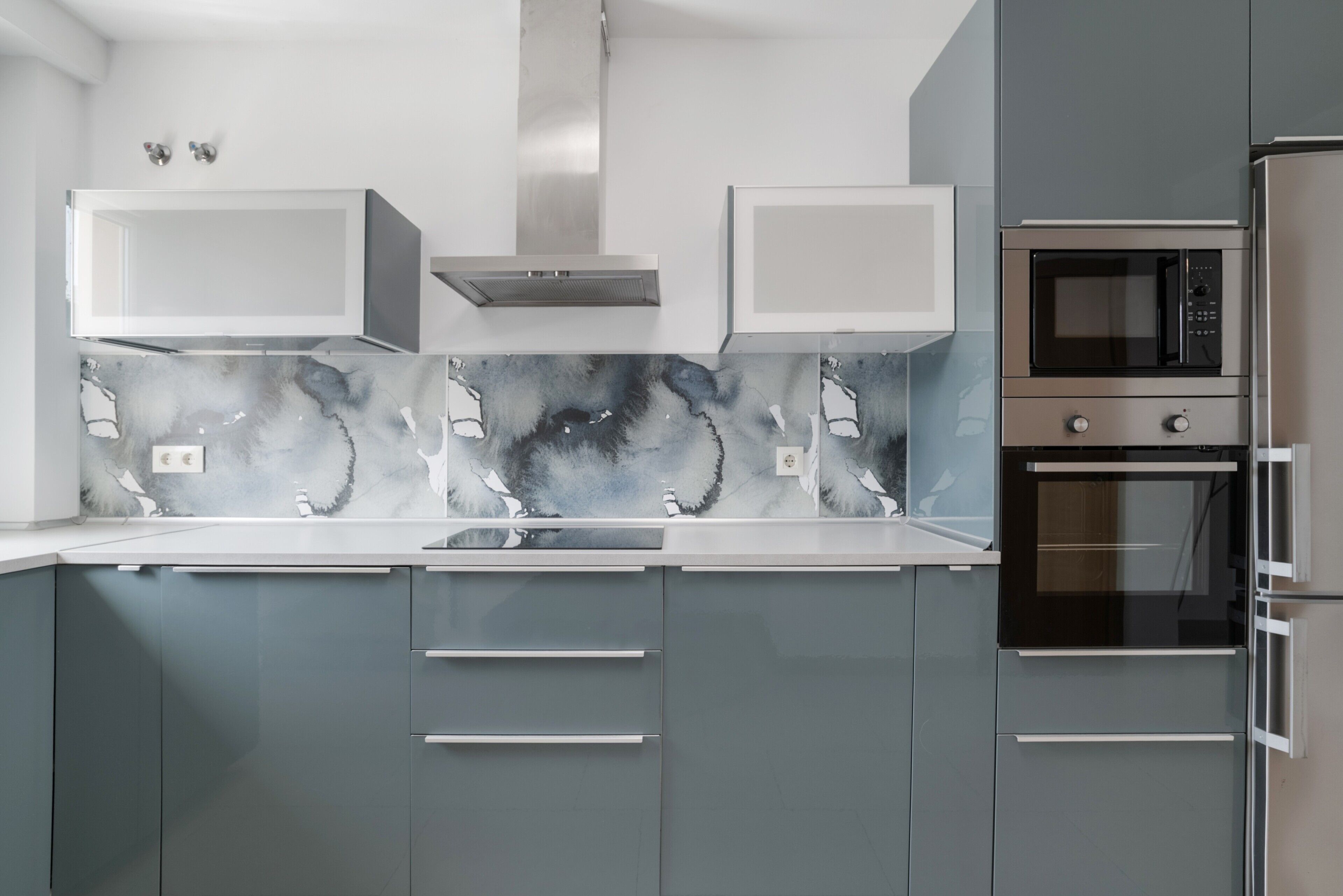 Réfrigérateur, four à micro-ondes, un four, surface de cuisson