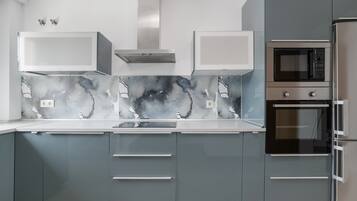 Réfrigérateur, four à micro-ondes, un four, surface de cuisson