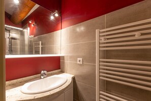 Douche, sèche-cheveux