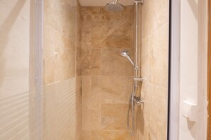 Shower, hair dryer - Villa 'Hamlet' with Private Pool, Private Terrace and Wi-Fi (LABLACHÈRE)