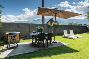 Outdoor dining - Apartment 'Mont De Gez' with Mountain View, Shared Garden and Wi-Fi (Argelès-Gazost)