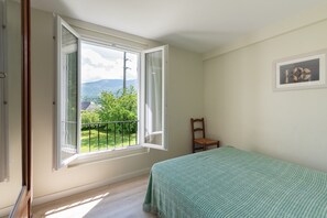 2 bedrooms, iron/ironing board, free WiFi - Apartment 'Mont De Gez' with Mountain View, Shared Garden and Wi-Fi (Argelès-Gazost)