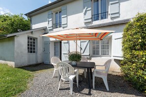 Outdoor dining - Apartment 'Mont De Gez' with Mountain View, Shared Garden and Wi-Fi (Argelès-Gazost)
