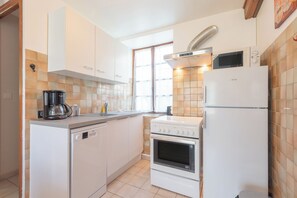 Frigorífico, microondas, horno y placa de cocina