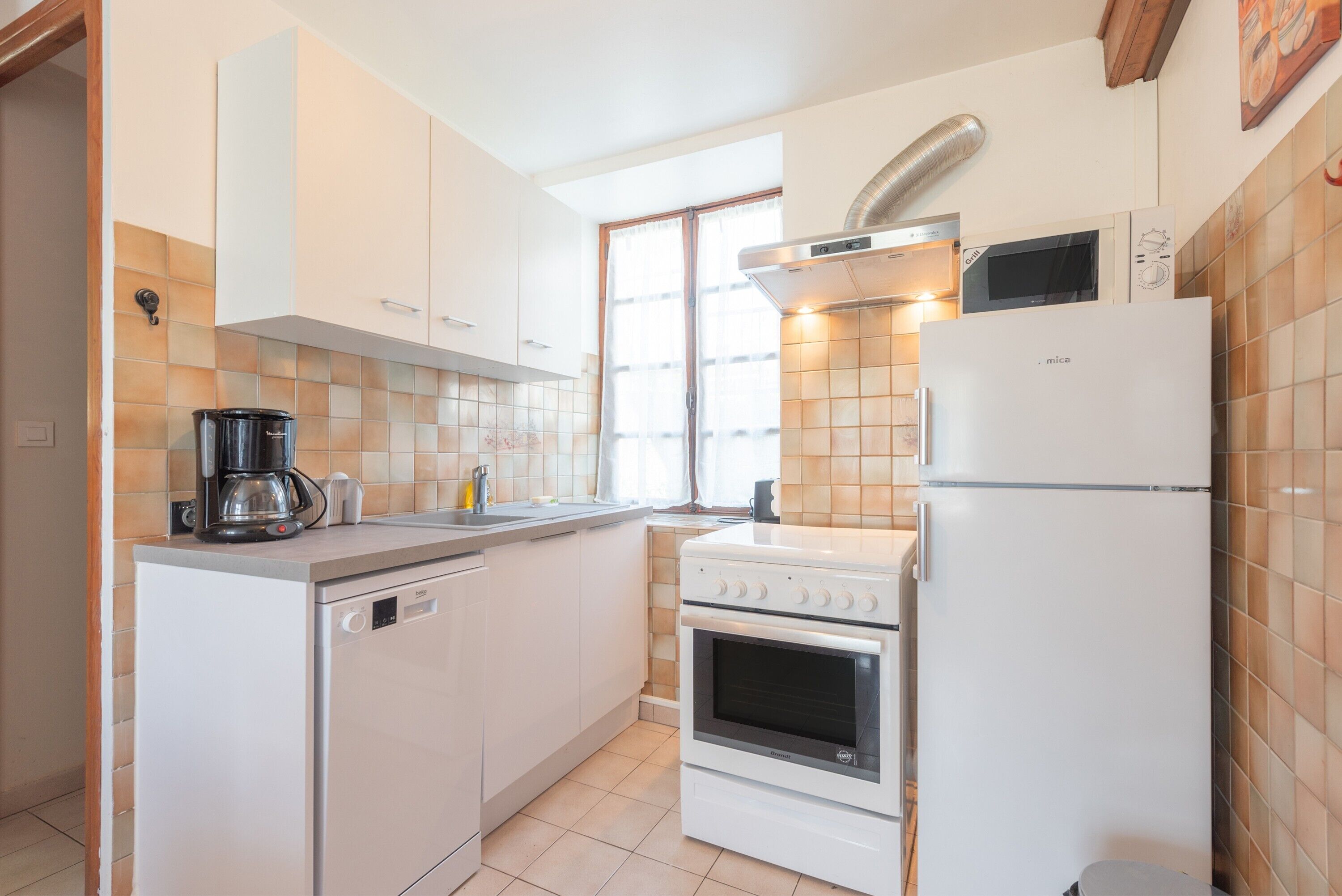 Réfrigérateur, micro-ondes, four, plaque de cuisson