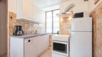 Geladeira, micro-ondas, fogão, cooktop