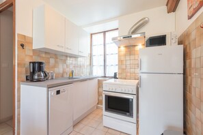 Fridge, microwave, oven, stovetop - Apartment 'Hautacam' with Mountain View, Shared Garden and Wi-Fi (Argelès-Gazost)