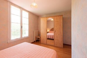 2 slaapkamers, een strijkplank/strijkijzer, gratis wifi