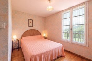 2 bedrooms, iron/ironing board, free WiFi - Apartment 'Pibeste' with Mountain View, Shared Garden and Wi-Fi (Argelès-Gazost)