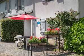 Outdoor dining - Apartment 'Pibeste' with Mountain View, Shared Garden and Wi-Fi (Argelès-Gazost)