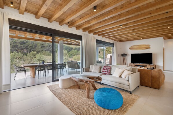 Een televisie, een open haard en een tafeltennistafel