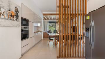 Refrigerador, microondas, horno y parrilla de estufa