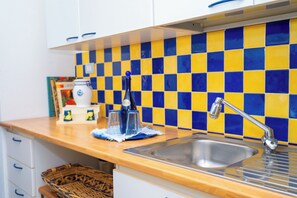 Fridge, oven, stovetop, electric kettle