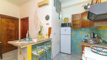 Refrigerador, horno, parrilla de estufa y tetera eléctrica