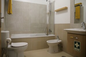Chuveiro, secador de cabelo, toalhas de banho 
