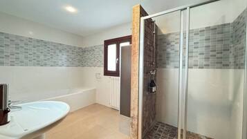 Dusch, hårtork och handdukar