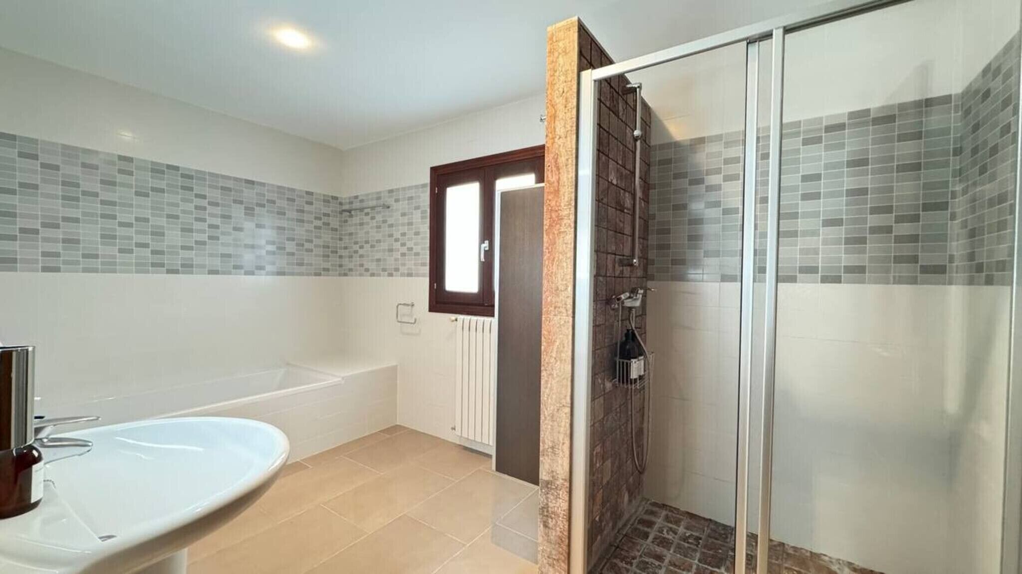 Suihku, hiustenkuivaaja, pyyhkeet