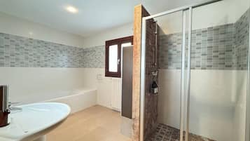 Suihku, hiustenkuivaaja, pyyhkeet