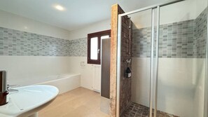 Douche, séchoir à cheveux, serviettes fournies