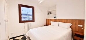 5 bedrooms, iron/ironing board, free WiFi, bed sheets