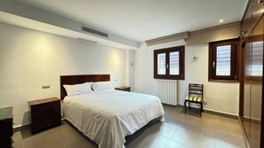 5 bedrooms, iron/ironing board, free WiFi, bed sheets - Holiday Home 'Cala Estancia' with Private Terrace, Wi-Fi and Air Conditioning (Can Pastilla)