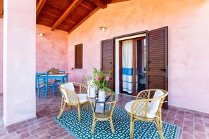 Outdoor dining - Room 'Matrimoniale' with Private Terrace, Wi-Fi and Air Conditioning (Alghero)
