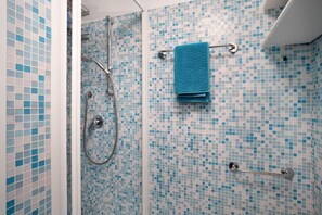 Dusche, Haartrockner, Handtücher