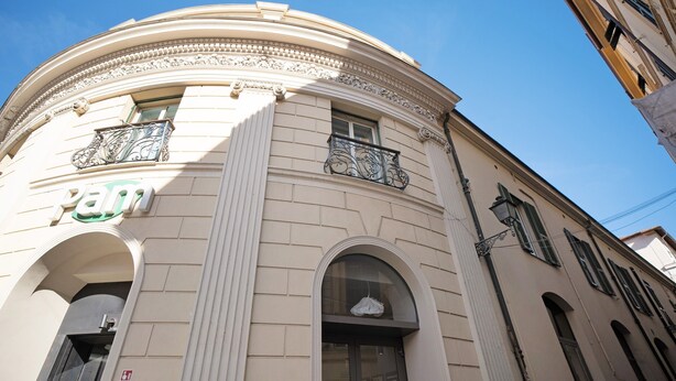 A building with a 'Pam' sign, arched windows, and decorative moldings. - Apartment 'Lovely Loft' with Wi-Fi and Air Conditioning (Sanremo)
