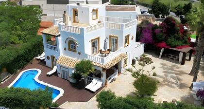 Villa 'Alba' con piscina privada, Wi-Fi y aire acondicionado