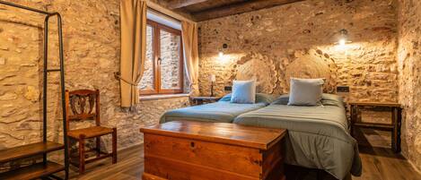 15 dormitorios, tabla de planchar con plancha, ropa de cama