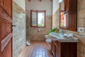 Shower, hair dryer, towels - Room 'Matrimoniale' with Private Terrace, Wi-Fi and Air Conditioning (Alghero)