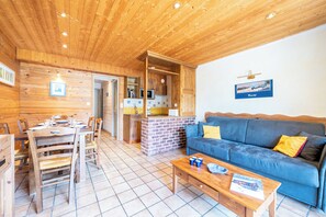 Una televisión, una mesa de tenis de mesa