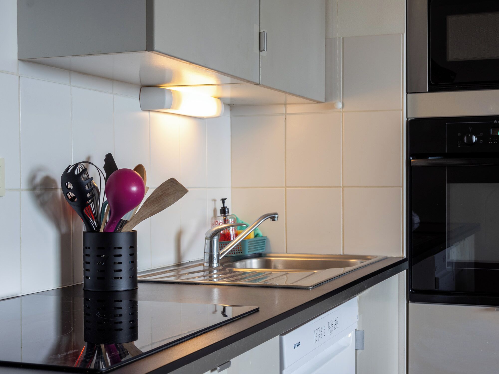 Køleskab, mikrobølgeovn, ovn, kogeplade