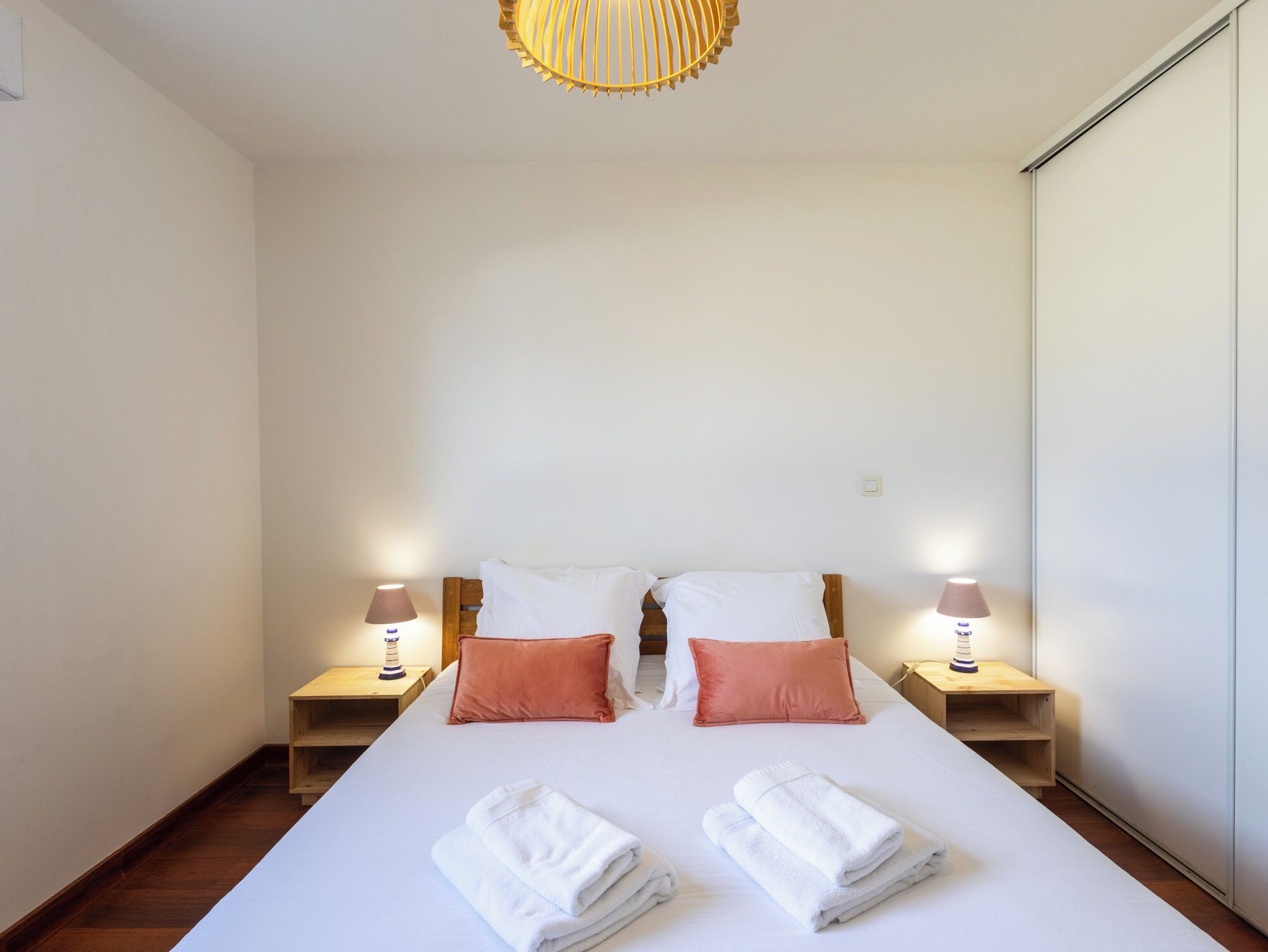 2 slaapkamers, een strijkplank/strijkijzer, gratis wifi, beddengoed