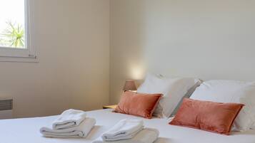 2 bedrooms, iron/ironing board, free WiFi, bed sheets