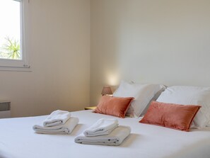 2 bedrooms, iron/ironing board, free WiFi, bed sheets