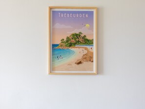 Ein gerahmtes Kunstwerk mit einer Strandansicht, oben mit den Schriftzügen 'TREBEURDEN' und 'LA PLACE DE TRESMEUR'.