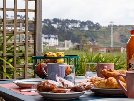 Restauration extérieure. Appartement 'Les Pieds Dans L'eau' avec vue sur la mer, terrasse privée et Wi-Fi