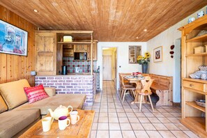 Unclassified image, 2 of 25, button - Apartment 'Roméo' with Mountain View, Private Terrace and Shared Garden (Champagny-en-Vanoise)