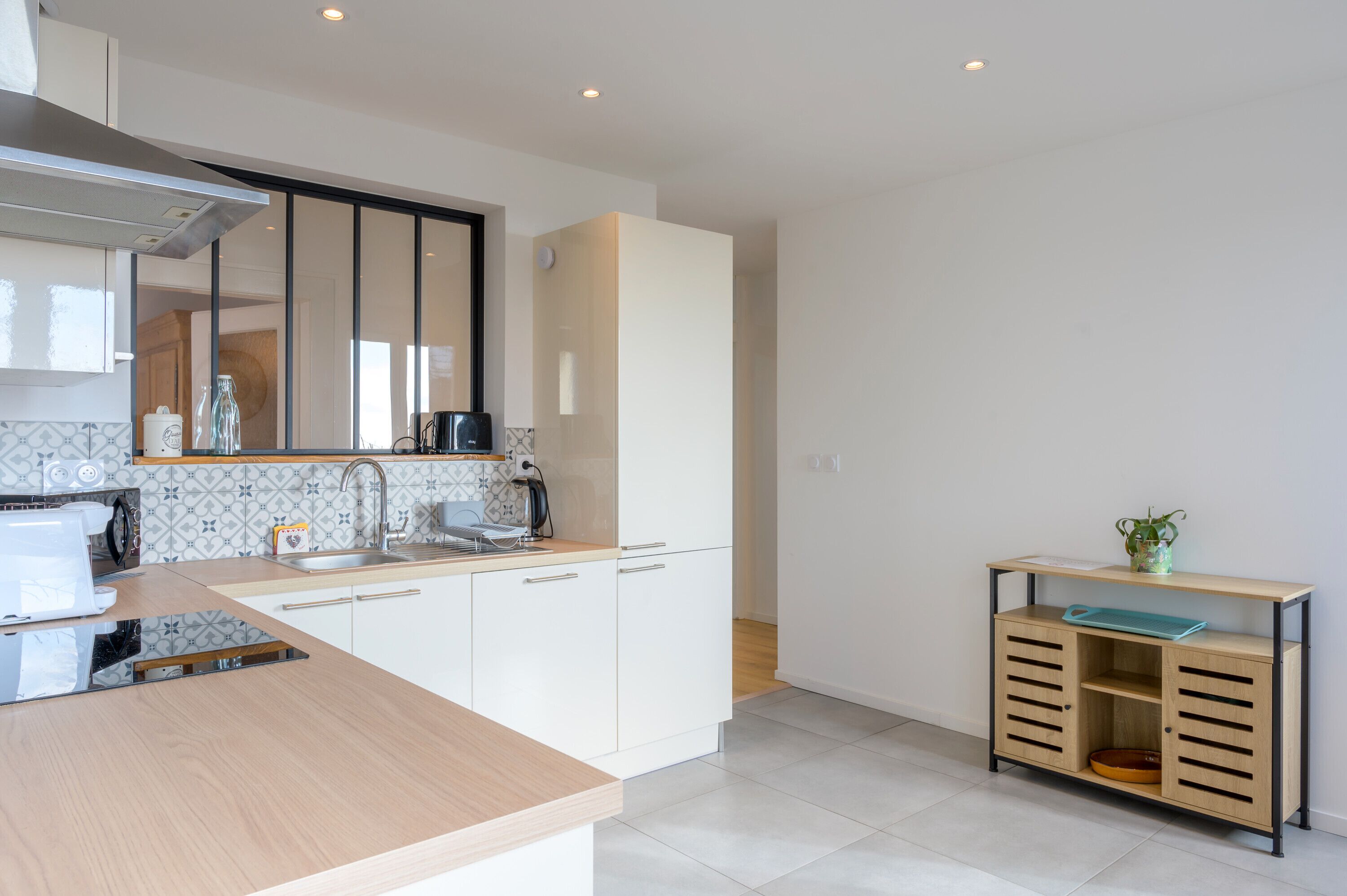 Een koelkast, een microgolfoven, een oven, een vaatwasser