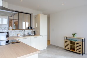 Fridge, microwave, oven, dishwasher - Holiday Home 'Le Gite De Luca' with Wi-Fi and Air Conditioning (Husseren-les-Châteaux)