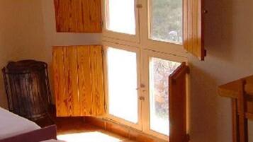 4 bedrooms, iron/ironing board, bed sheets