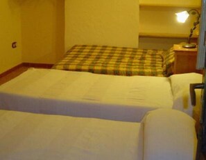 4 bedrooms, iron/ironing board, bed sheets - Country House 'Miramontes' with Mountain View, Private Terrace and Air Conditioning (Villena)