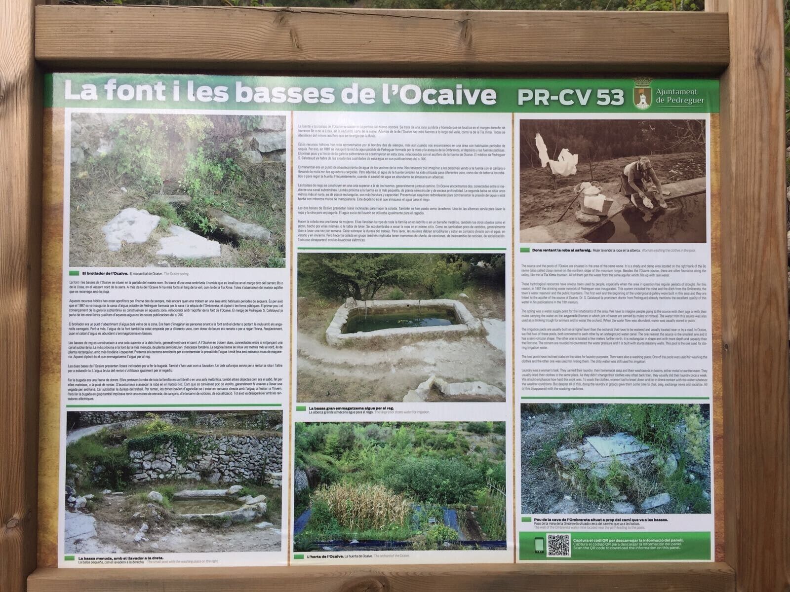 Un pannello illustrativo incorniciato che descrive La font i les basses de l'Ocave, con testo e fotografie del sito.