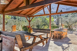 Outdoor dining - Country House 'El Castellet De L'Ocaive' with Mountain View, Wi-Fi and Air Conditioning (Alicante)