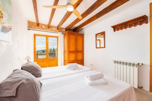 3 chambres, fer et planche à repasser, Wi-Fi gratuit, draps fournis