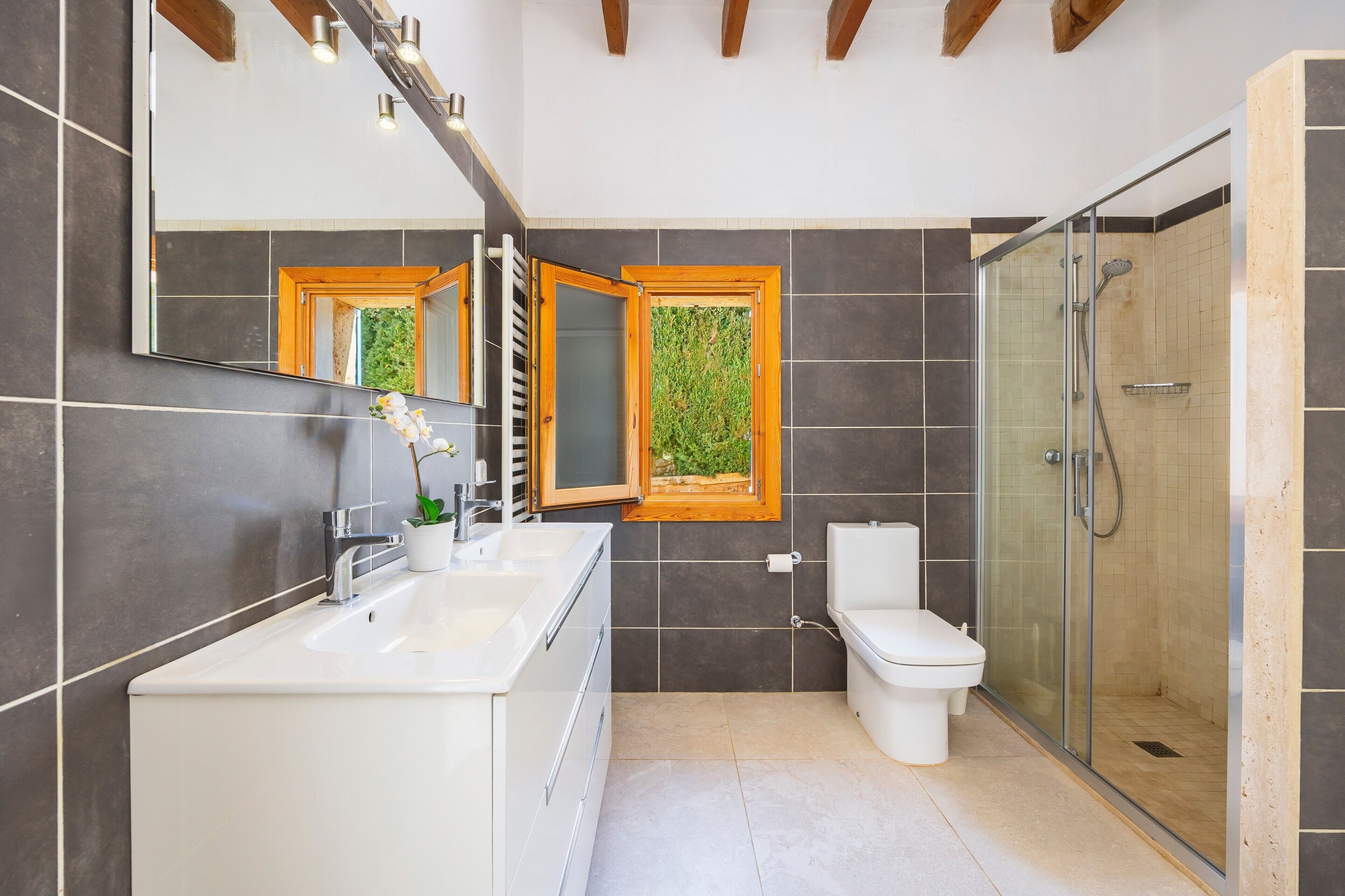 Een douche, een haardroger, handdoeken